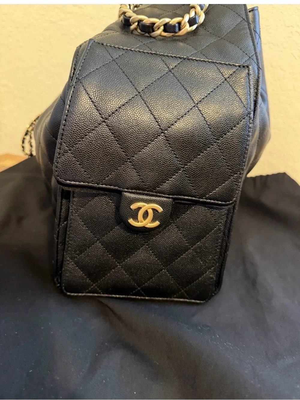 Chanel 25 bag in black grain leather and golden hardware. Medium size.